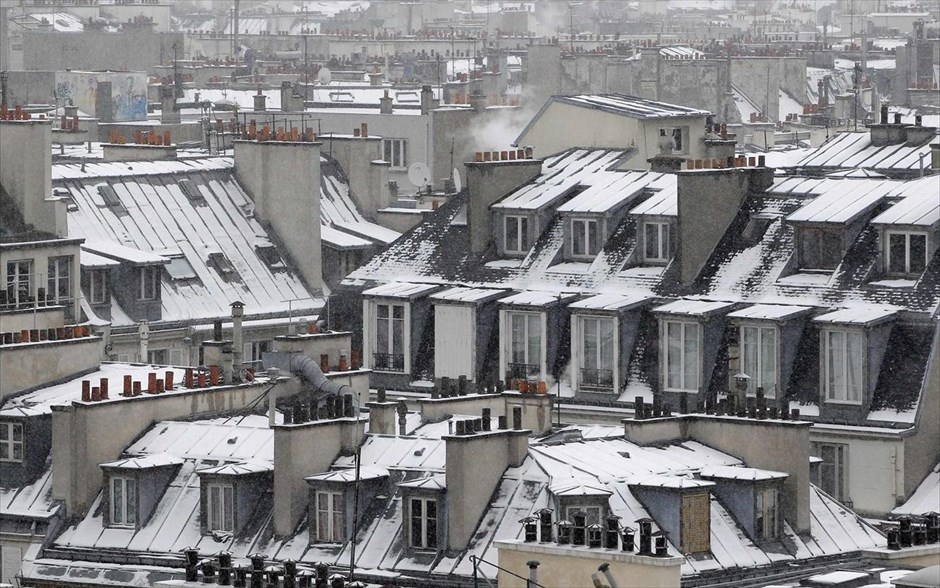 Κακοκαιρία στη βόρεια Ευρώπη #19. Χιονισμένες σκεπές σπιτιών στο Παρίσι.
