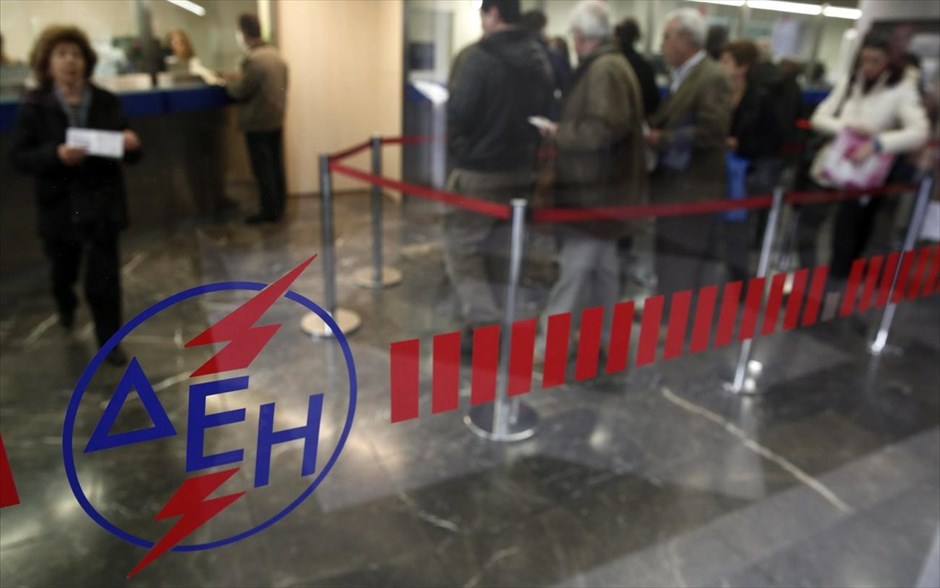 Σημαντική πτώση στην κατανάλωση ρεύματος τον Φεβρουάριο. Σημαντική πτώση της τάξης του 12% σημείωσε η κατανάλωση ηλεκτρικής ενέργειας τον Φεβρουάριο σύμφωνα με τα στοιχεία του Διαχειριστή Μεταφοράς Ηλεκτρικής Ενέργειας (ΑΔΜΗΕ). Η μείωση της ζήτησης οφείλεται μεν στην οικονομική κρίση αλλά και στο γεγονός ότι ο φετινός χειμώνας ήταν πιο ήπιος από τον περυσινό με αποτέλεσμα να περιοριστεί η χρήση των κλιματιστικών για θέρμανση.