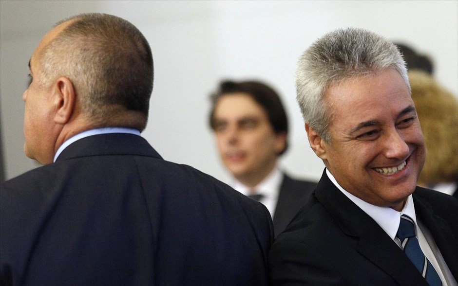 Νέος πρωθυπουργός στη Βουλγαρία. Αυστηρή «γλώσσα» για την ομιλία του απερχόμενου πρωθυπουργού Μπόικο Μπορίσοφ (Α), στην τελετή παράδοσης -παραλαβής των καθηκόντων της υπηρεσιακής κυβέρνησης της χώρας, υπό τον Μαρίν Ράικοφ (Δ), χρησιμοποιούν Βούλγαροι πολιτικοί αναλυτές.