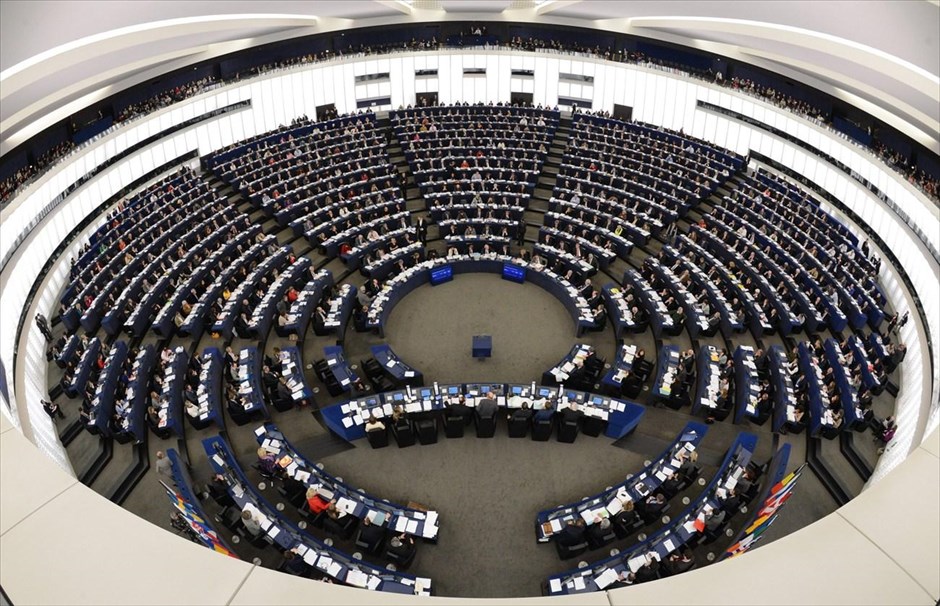 Το Ευρωπαϊκό Κοινοβούλιο απέρριψε το Πολυετές Δημοσιονομικό Πλαίσιο. Κατά πλειοψηφία η Ολομέλεια του Ευρωπαϊκού Κοινοβουλίου είπε «όχι» στην έγκριση του Πολυετούς Δημοσιονομικού Πλαισίου 2014-2020 της Ε.Ε., που πρότεινε το Ευρωπαϊκό Συμβούλιο. &nbsp;Ύστερα από διεξοδική συζήτηση επί των προτάσεων και αποφάσεων του Ευρωπαϊκού Συμβουλίου στην Ολομέλεια του Ευρωκοινοβουλίου, στο θέμα της έγκρισης ή μη του Πολυετούς Δημοσιονομικού Πλαισίου της ΕΕ 2014-2020, όπως αυτό προτάθηκε από το Ευρωπαϊκό Συμβούλιο, η πλειοψηφία των ευρωβουλευτών (690 ψήφοι υπέρ) αποφάσισε, δια της ψήφου του, να απορρίψει το συγκεκριμένο σχέδιο.