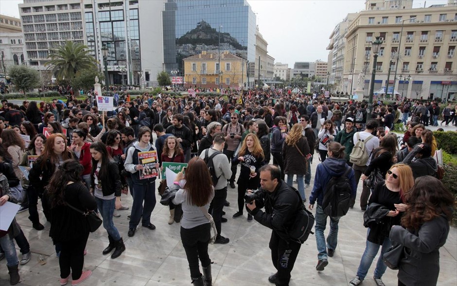 Συλλαλητήριο των φοιτητών για το σχέδιο «Αθηνά» στα Προπύλαια. Συλλαλητήριο των φοιτητών για το σχέδιο «Αθηνά» στα Προπύλαια