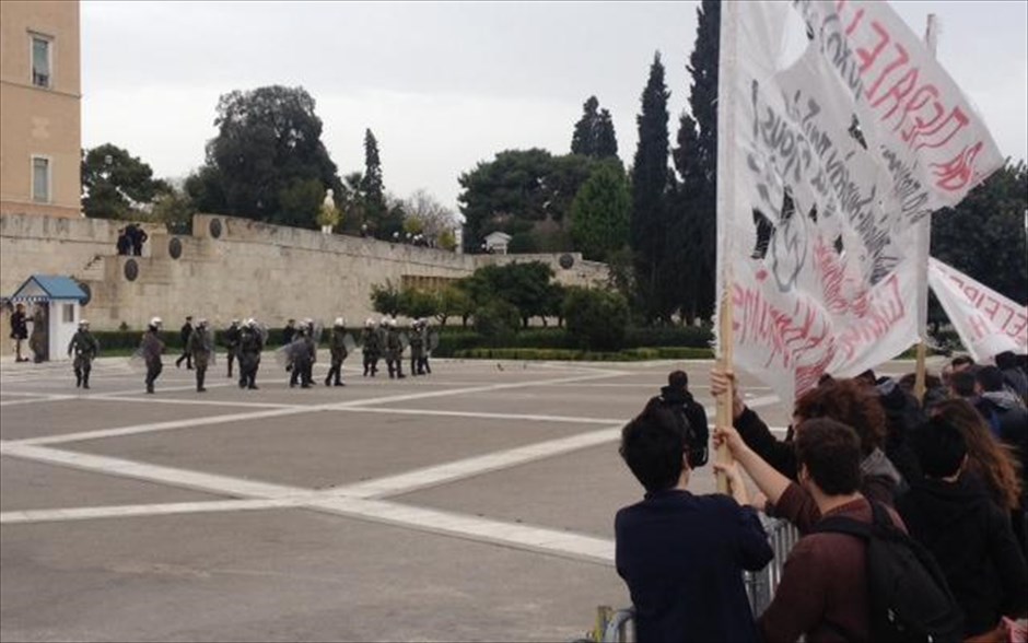 Συλλαλητήριο των φοιτητών για το σχέδιο «Αθηνά» - Βουλή. Λίγο πριν τις 16:00 ομάδα διαδηλωτών κατέβασε τα κάγκελα που είναι τοποθετημένα περιμετρικά, θέλοντας να προσεγγίσει το κτήριο και την ίδια στιγμή στο σημείο έκαναν την εμφάνισή τους δυνάμεις των ΜΑΤ, με στόχο την περιφρούρησή του.