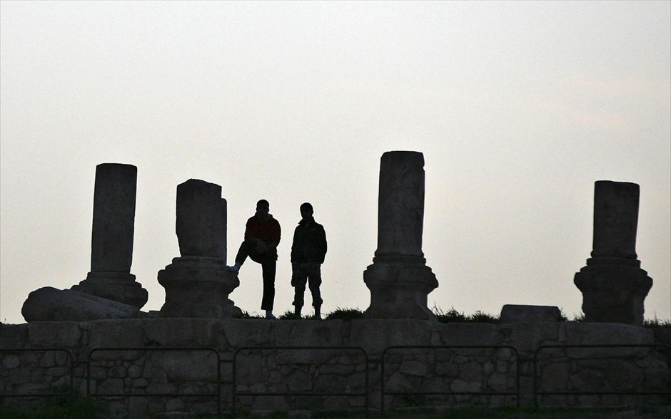 Εβδομάδα επετείου της Συριακής Επανάστασης. Ιορδανοί φρουροί ασφαλείας στέκονται σε ένα αρχαίο ρωμαϊκό μνημείο στο Αμμάν, καθώς παιδιά από τη Συρία και την Ιορδανία κρατούν ενός λεπτού σιγή, μία ημέρα πριν την δεύτερη επέτειο της έναρξης της Συριακής Επανάστασης. Η Συμμαχία της συριακής αντιπολίτευσης ανακοίνωσε πως η εβδομάδα μεταξύ 15 και 22 Μαρτίου θεωρείται ως εβδομάδα πένθους και διαμαρτυρίας ανά την υφήλιο.
