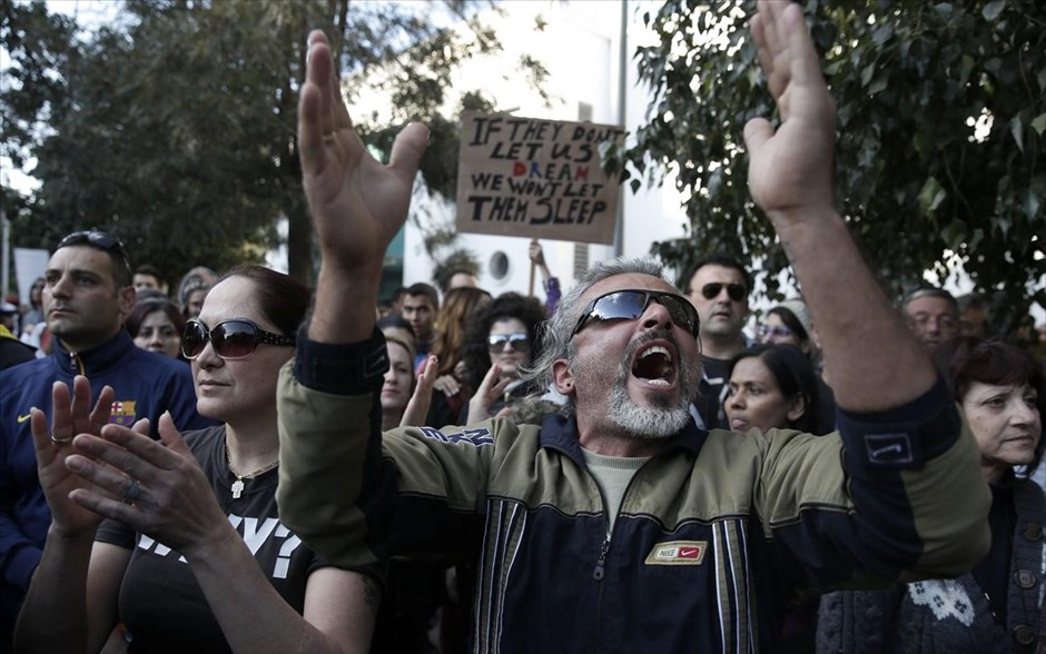 Κύπρος: Διαδηλώσεις κατά του κουρέματος. Κύπριοι πολίτες διαδηλώνουν έξω από τη Βουλή στη Λευκωσία, αντιδρώντας στην απόφαση για κούρεμα των τραπεζικών καταθέσεων.