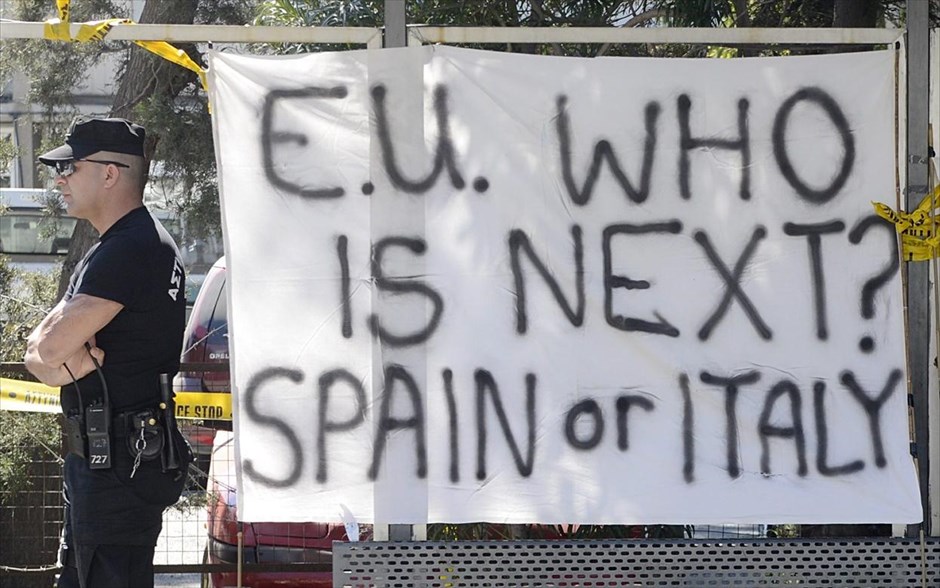 Κύπρος: Διαδηλώσεις κατά του κουρέματος. Πανό&nbsp;που έχει αναρτηθεί έξω από το κοινοβούλιο της Κύπρου, αναγράφει: «Ε.Ε., ποιος είναι ο επόμενος; Η Ισπανία ή η Ιταλία; ».