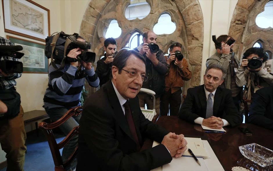 Σύσκεψη των πολιτικών αρχηγών στην Κύπρο. Ο πρόεδρος της Κύπρου, Νίκος Αναστασιάδης προεδρεύει στη συνεδρίαση των πολιτικών αρχηγών που βρίσκεται σε εξέλιξη. Εναλλακτικές για την αντιμετώπιση της κρίσης στην χώρα αναζητεί η κυπριακή κυβέρνηση μετά από την καταψήφιση του νομοσχεδίου για το «κούρεμα» των καταθέσεων από τη Βουλή.