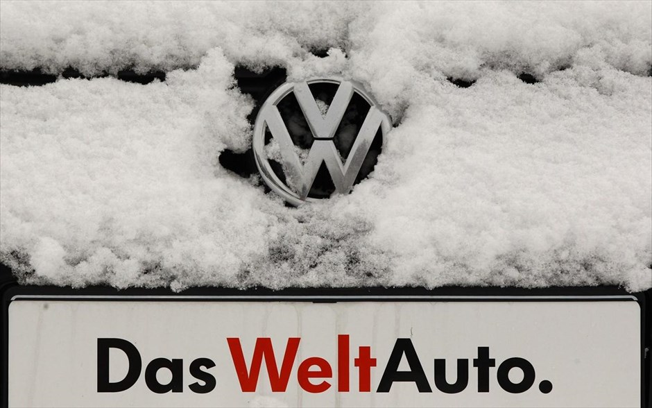 Κίνα: Η Volkswagen ανακαλεί περίπου 400.000 αυτοκίνητα. Η Volkwagen AG ανακαλεί 384.000 αυτοκίνητα στην Κίνα εξαιτίας προβλημάτων στα αυτόματα κιβώτια ταχυτήτων, ανακοίνωσε σήμερα η γερμανική αυτοκινητοβιομηχανία. Σύμφωνα με τη Γενική Υπηρεσία Ποιοτικής Εποπτείας και Ελέγχου, της Κίνας, ανακαλούνται τα κατασκευαζόμενα στην Κίνα μοντέλα Passat, Touran, New Bora, Sagitar, Magotan, Lavida, Skoda Octavia και Skoda Superb όπως επίσης τα εισαγόμενα Golf Variants, Sciroccos, Cross Golfs και Audi A3s.