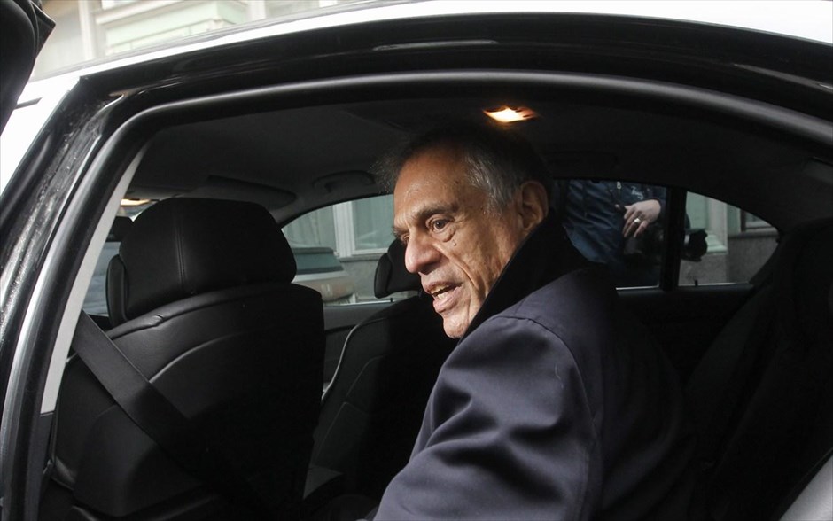 Μ. Σαρρής: «Πρέπει να βρεθεί λύση... χθες». «Προσπαθούμε να βρούμε εναλλακτικές λύσεις» δήλωσε ο υπουργός Οικονομικών της Κύπρου Μιχάλης Σαρρής, ο οποίος πραγματοποιεί επαφές στη Μόσχα με τον Ρώσο ομόλογό του και άλλους οικονομικούς παράγοντες. Μιλώντας στο ΚΥΠΕ ο κ. Σαρρής είπε ότι τα προβλήματα παραμένουν και είναι πολύ σοβαρά. «Έτσι κοιτάμε πώς θα εξασφαλίσουμε τα ποσά. Πρέπει να βρεθεί λύση...χθες. Βρισκόμαστε σε κατάσταση εκτάκτου ανάγκης», τόνισε.