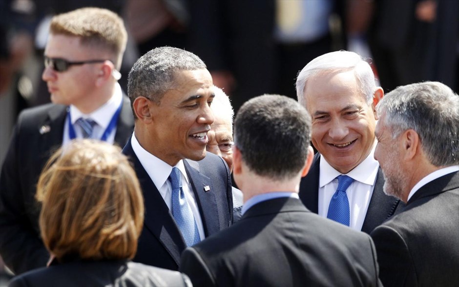 Ισραήλ - Επίσκεψη Ομπάμα . Ο αμερικανός πρόεδρος Μπαράκ Ομπάμα στέκεται δίπλα στον ισραηλινό πρωθυπουργό Μπενιαμίν Νετανιάχου κατά την άφιξή του στο Διεθνές Αεροδρόμιο του Τελ Αβίβ.