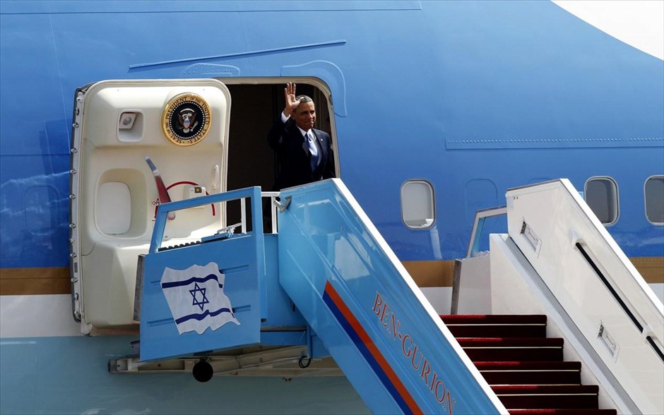 Ισραήλ - Επίσκεψη Ομπάμα. Ο αμερικανός πρόεδρος Μπαράκ Ομπάμα χαιρετά καθώς αποβιβάζεται από το προεδρικό αεροσκάφος Air Force One, στο Διεθνές Αεροδρόμιο του Τελ Αβιβ, στο Ισραήλ. Ο Μπαράκ Ομπάμα, αρχίζει τριήμερη επίσκεψη στο Ισραήλ και τα παλαιστινιακά εδάφη.