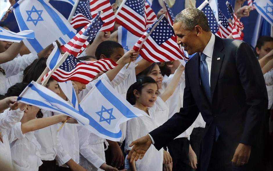 Αφιξη Ομπάμα στο Ισραήλ. Ο αμερικανός πρόεδρος Μπαράκ Ομπάμα χαιρετάει παιδιά στην Ιερουσαλήμ όπου συναντάται με τον Σιμόν Πέρες στην προεδρική κατοικία, στο πλαίσιο της τριήμερης επίσκεψής του στο Ισραήλ και τα παλαιστινιακά εδάφη.