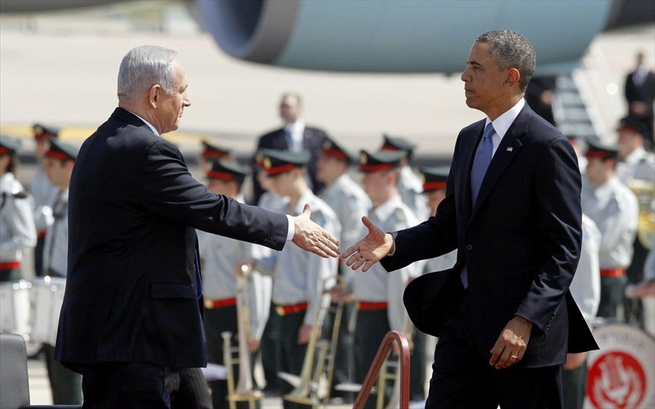 Αφιξη Ομπάμα στο Ισραήλ. Ο αμερικανός πρόεδρος Μπαράκ Ομπάμα και ο ισραηλινός πρωθυπουργός Μπενιαμίν Νετανιάχου δίνουν τα χέρια κατά τη διάρκεια της τελετής υποδοχής του Ομπάμα στο διεθνές αεροδρόμιο του Τελ Αβίβ. Στην «ακλόνητη δέσμευση» των ΗΠΑ για την ασφάλεια του Ισραήλ αναφέρθηκε ο αμερικανός πρόεδρος στις πρώτες του δηλώσεις μετά την άφιξη του στο αεροδρόμιο του Τελ Αβίβ, κατά την έναρξη της τριήμερης επίσκεψής του στη χώρα αυτή και τα παλαιστινιακά εδάφη.