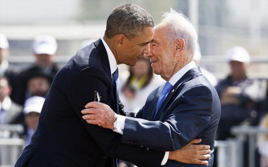 Αφιξη Ομπάμα στο Ισραήλ. Ο αμερικανός πρόεδρος Μπαράκ Ομπάμα αγκαλιάζει τον ισραηλινό πρόεδρο Σιμόν Πέρες κατά τη διάρκεια της τελετής υποδοχής του Ομπάμα στο διεθνές αεροδρόμιο του Τελ Αβίβ. Στην «ακλόνητη δέσμευση» των ΗΠΑ για την ασφάλεια του Ισραήλ αναφέρθηκε ο αμερικανός πρόεδρος στις πρώτες του δηλώσεις μετά την άφιξη του στο αεροδρόμιο του Τελ Αβίβ, κατά την έναρξη της τριήμερης επίσκεψής του στη χώρα αυτή και τα παλαιστινιακά εδάφη.