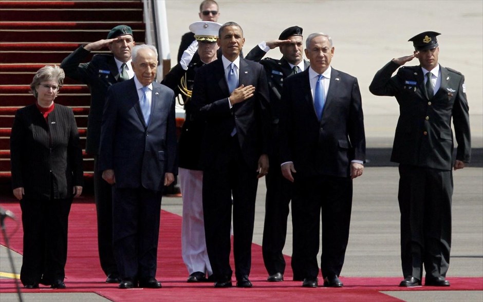 Αφιξη Ομπάμα στο Ισραήλ. Ο αμερικανός πρόεδρος Μπαράκ Ομπάμα ακούει τον αμερικάνικο εθνικό ύμνο δίπλα στον ισραηλινό πρόεδρο Σιμόν Πέρες και τον πρωθυπουργό του Ισραήλ Μπενιαμίν Νετανιάχου, κατά τη διάρκεια της τελετής υποδοχής του Ομπάμα στο διεθνές αεροδρόμιο του Τελ Αβίβ. Στην «ακλόνητη δέσμευση» των ΗΠΑ για την ασφάλεια του Ισραήλ αναφέρθηκε ο αμερικανός πρόεδρος στις πρώτες του δηλώσεις μετά την άφιξη του στο αεροδρόμιο του Τελ Αβίβ, κατά την έναρξη της τριήμερης επίσκεψής του στη χώρα αυτή και τα παλαιστινιακά εδάφη.