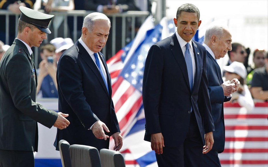 Αφιξη Ομπάμα στο Ισραήλ. Ο αμερικανός πρόεδρος Μπαράκ Ομπάμα, ο ισραηλινός πρωθυπουργός Μπενιαμίν Νετανιάχου και ο ισραηλινός πρόεδρος Σιμόν Πέρες κατά τη διάρκεια της τελετής υποδοχής του Ομπάμα στο διεθνές αεροδρόμιο του Τελ Αβίβ. Στην «ακλόνητη δέσμευση» των ΗΠΑ για την ασφάλεια του Ισραήλ αναφέρθηκε ο αμερικανός πρόεδρος στις πρώτες του δηλώσεις μετά την άφιξη του στο αεροδρόμιο του Τελ Αβίβ, κατά την έναρξη της τριήμερης επίσκεψής του στη χώρα αυτή και τα παλαιστινιακά εδάφη.