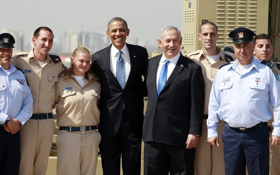 Αφιξη Ομπάμα στο Ισραήλ. Ο αμερικανός πρόεδρος Μπαράκ Ομπάμα ποζάρει για μία φωτογραφία με το ισραηλινό προσωπικό άμυνας και τον ισραηλινό πρωθυπουργό Μπενιαμίν Νετανιάχου καθώς επιθεωρεί τη συστοιχία του αντιπυραυλικού συστήματος Iron Dome (Σιδερένιος Θόλος), το οποίο έχουν χρηματοδοτήσει οι ΗΠΑ, στο διεθνές αεροδρόμιο του Τελ Αβίβ.