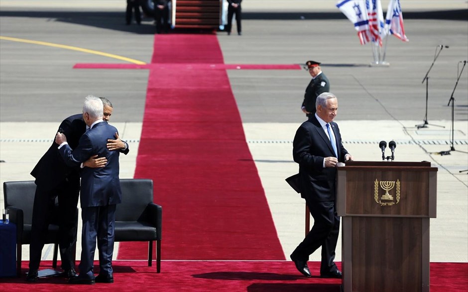 Αφιξη Ομπάμα στο Ισραήλ. Ο αμερικανός πρόεδρος Μπαράκ Ομπάμα αγκαλιάζει τον ισραηλινό πρόεδρο Σιμόν Πέρες καθώς ο πρωθυπουργός του Ισραήλ Μπενιαμίν Νετανιάχου ανεβαίνει στο βάθρο, κατά τη διάρκεια της τελετής υποδοχής του Ομπάμα στο διεθνές αεροδρόμιο του Τελ Αβίβ. «Σας ευχαριστώ που υποστηρίζετε ξεκάθαρα το δικαίωμα ύπαρξης του Ισραήλ, το κυρίαρχο δικαίωμα του Ισραήλ στην άμυνά του κατά οιασδήποτε απειλής, που στέκεστε στο πλευρό του Ισραήλ αυτή τη στιγμή της ιστορικής αλλαγής στη Μέση Ανατολή», είπε στη σύντομη ομιλία του στο αεροδρόμιο.