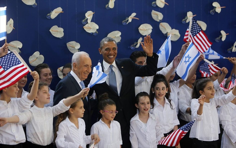 Επίσκεψη Ομπάμα στο Ισραήλ. Ο αμερικανός πρόεδρος Μπαράκ Ομπάμα και ο πρόεδρο Σιμόν Πέρες ποζάρουν για μία φωτογραφία με παιδιά από το Ισραήλ, κατά τη διάρκεια τελετής υποδοχής στην προεδρική κατοικία στην Ιερουσαλήμ. Ο Μπαράκ Ομπάμα, στο πλαίσιο της τριήμερης επίσκεψής του στο Ισραήλ και τα παλαιστινιακά εδάφη δήλωσε ότι «βλέπω αυτή την επίσκεψη σαν μία ευκαιρία για να επαναβεβαιώσω τον άρρηκτο δεσμό μεταξύ των εθνών μας, να επαναδιατυπώσω την ακλόνητη δέσμευση της Αμερικής για την ασφάλεια του Ισραήλ»