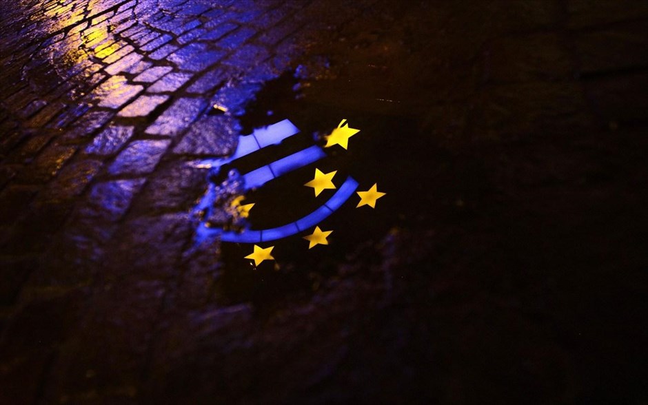 Τελεσίγραφο ΕΚΤ στην Κύπρο. Η Ευρωπαϊκή Κεντρική Τράπεζα (ΕΚΤ) έδωσε στην Κύπρο προθεσμία έως τη Δευτέρα για να συμφωνήσει σε ένα πρόγραμμα βοήθειας, απειλώντας να σταματήσει τη χρηματοδότηση των τραπεζών της, εάν δεν έχει συμφωνηθεί έως τότε ένα πρόγραμμα με την ΕΕ και το ΔΝΤ. Η απόφαση του Διοικητικού Συμβουλίου της ΕΚΤ δίνει στην Κύπρο μία τελευταία ευκαιρία να συμφωνήσει σε ένα πρόγραμμα με τη σφραγίδα των ΕΕ/ΔΝΤ και να αποφύγει τη χρηματοπιστωτική κατάρρευση.