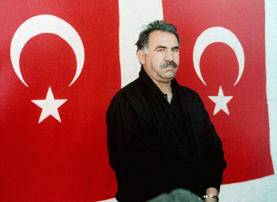 Περιμένοντας τις δηλώσεις Οτσαλάν. Εκατοντάδες χιλιάδες άνθρωποι έχουν συγκεντρωθεί σήμερα στο Ντιγιάρμπακιρ με την ευκαιρία του Νεβρόζ, του κουρδικού Νέου Έτους, για να ακούσουν την «ιστορική» έκκληση για εκεχειρία που αναμένεται ότι θα διατυπώσει ο φυλακισμένος ηγέτης των Κούρδων της Τουρκίας Αμπντουλάχ Οτσαλάν και η οποία αναμένεται ότι θα αναβιώσει την ελπίδα για τον τερματισμό μιας σύγκρουσης που μαίνεται εδώ και 29 χρόνια. Ο κούρδος ηγέτης πρόκειται επίσης να καλέσει τους ενόπλους του να εγκαταλείψουν το τουρκικό έδαφος και να αποσυρθούν στις βάσεις τους στο βόρειο Ιράκ.