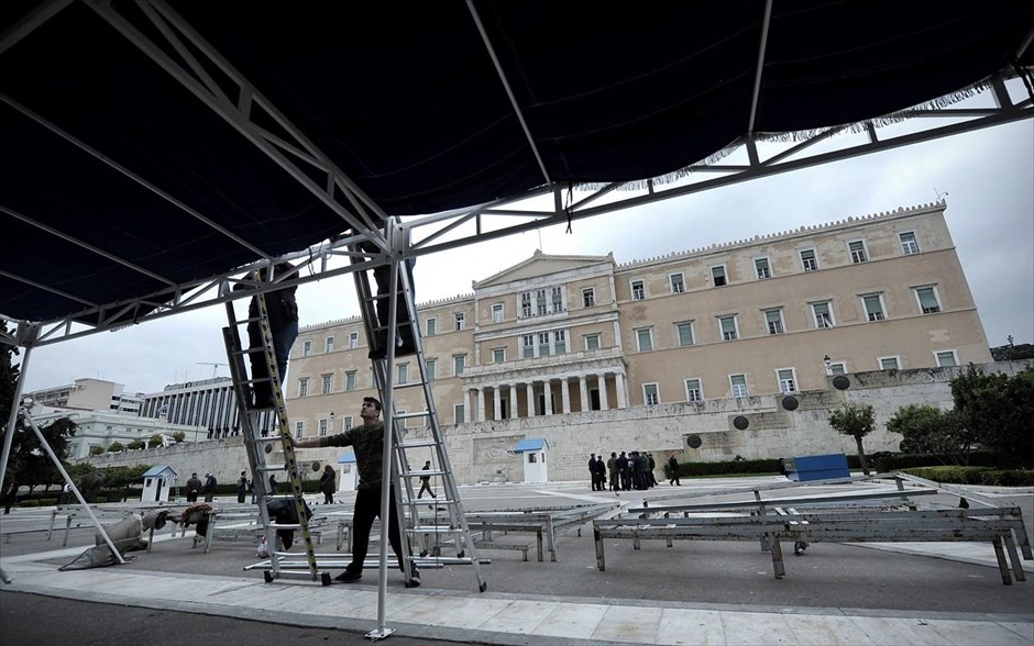 Προετοιμασίες για την 25η Μαρτίου. Άρχισαν οι προετοιμασίες μπροστά στον Άγνωστο Στρατιώτη για την παρέλαση της 25ης Μαρτίου.