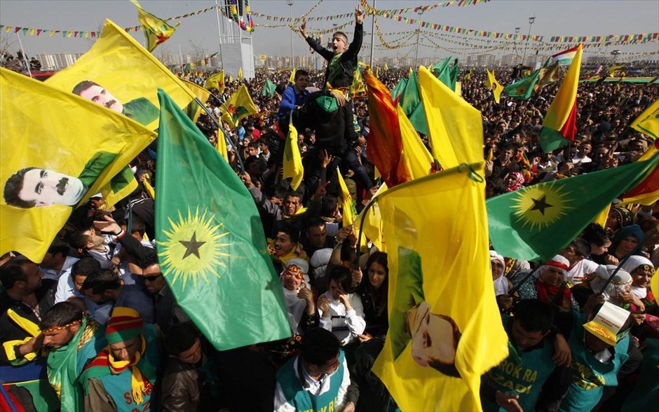 Πλήθη Κούρδων στο Ντιγιάρμπακιρ. Εκατοντάδες χιλιάδες άνθρωποι συγκεντρωθήκαν σήμερα στο Ντιγιάρμπακιρ με την ευκαιρία του Νεβρόζ, του κουρδικού Νέου Έτους, για να ακούσουν την «ιστορική» έκκληση για εκεχειρία που διατύπωσε ο φυλακισμένος ηγέτης των Κούρδων της Τουρκίας Αμπντουλάχ Οτσαλάν.