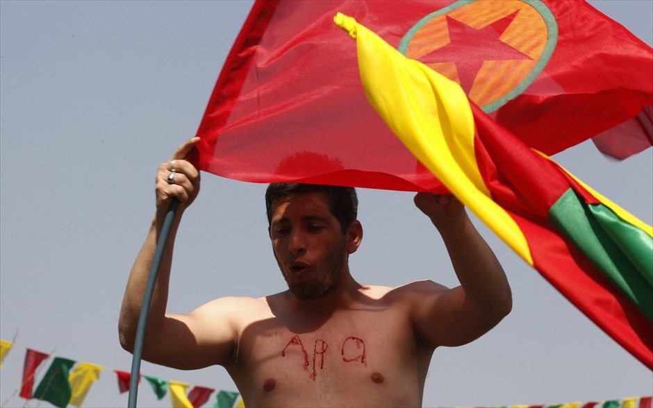 Τουρκία - Εορτασμός κουδρικής Πρωτοχρονιάς - Νεβρούζ. Εκατοντάδες χιλιάδες άνθρωποι συγκεντρωθήκαν σήμερα στο Ντιγιάρμπακιρ με την ευκαιρία του Νεβρόζ, του κουρδικού Νέου Έτους, για να ακούσουν την «ιστορική» έκκληση για εκεχειρία που διατύπωσε ο φυλακισμένος ηγέτης των Κούρδων της Τουρκίας Αμπντουλάχ Οτσαλάν.