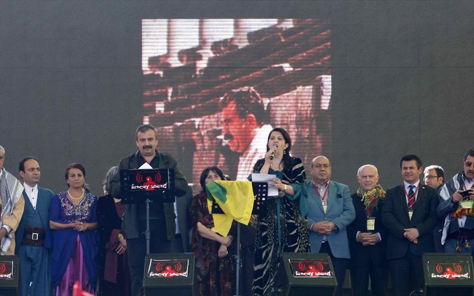 Τουρκία - Εορτασμός κουδρικής Πρωτοχρονιάς - Νεβρούζ. Οι βουλευτές του φιλοκουρδικού τουρκικού «Κόμματος Ειρήνης και Δημοκρατίας» (BDP) Περβίν Μπουλντάν και Σιρί Σουρεϊγιά Οντέρ διαβάζουν την επιστολή του φυλακισμένου ηγέτη του PKK Αμπντουλάχ Οτσαλάν, στα κουρδικά, αλλά και στα τουρκικά, κατά τη διάρκεια συγκέντρωσης εορτασμού της κουδρικής Πρωτοχρονιάς (Νεβρούζ), στο Ντιγιάρμπακιρ. «Ας σιγήσουν τα όπλα και ας κυριαρχήσει η πολιτική. Έχουμε φτάσει στο στάδιο στο οποίο οι ένοπλες δυνάμεις μας πρέπει να αποσυρθούν πέρα από τα (τουρκικά) σύνορα... Δεν είναι το τέλος, είναι η αρχή μιας νέας εποχής», ανέφερε ο κ. Οτσαλάν στην επιστολή.