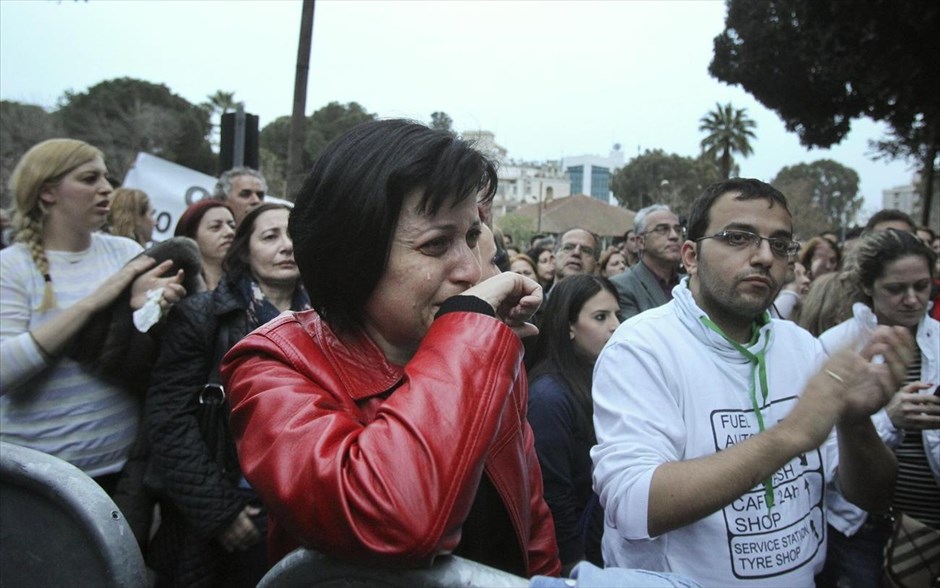 Εργαζόμενοι Λαϊκής - διαμαρτυρία έξω από τη Βουλή. 