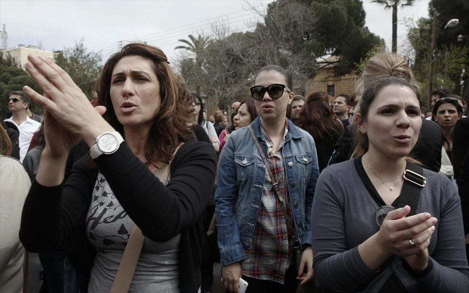 Κύπρος - Συγκέντρωση τραπεζοϋπαλλήλων έξω από τη Βουλή. Διαδηλωτές φωνάζουν συνθήματα κατά τη διάρκεια διαμαρτυρίας των υπαλλήλων της Λαϊκής Τράπεζας έξω από το κυπριακό κοινοβούλιο στη Λευκωσία.
