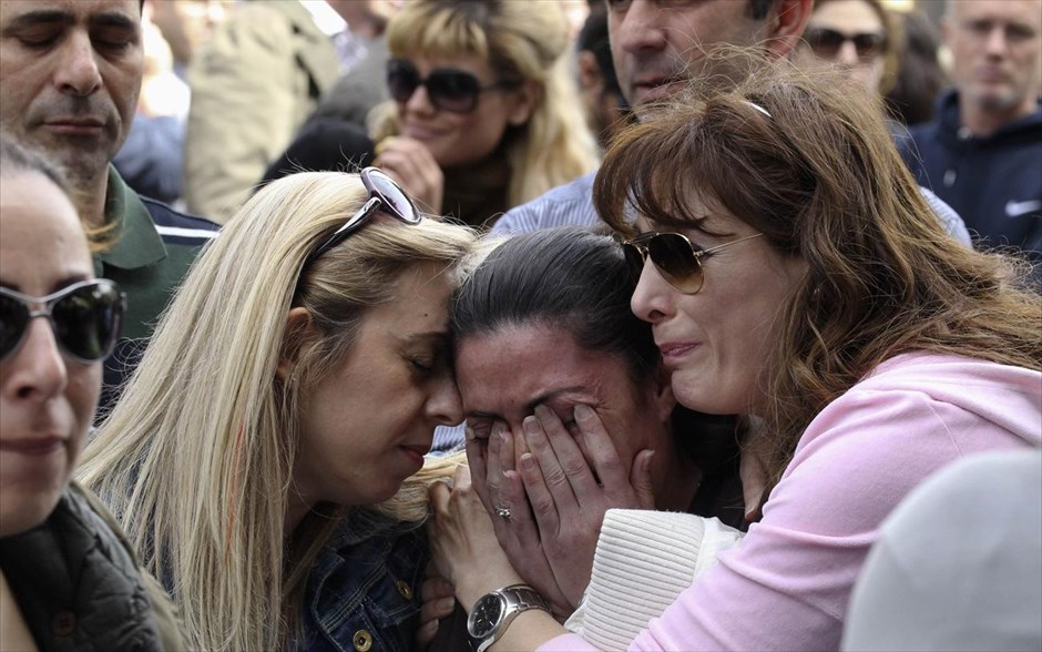 Κύπρος - Συγκέντρωση τραπεζοϋπαλλήλων έξω από τη Βουλή. Μία διαδηλώτρια κλαίει κατά τη διάρκεια συγκέντρωσης διαμαρτυρίας των υπαλλήλων της Λαϊκής Τράπεζας έξω από το κυπριακό κοινοβούλιο στη Λευκωσία.