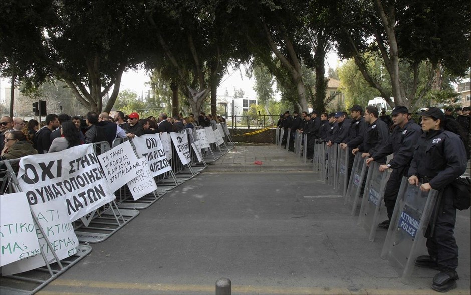 Κύπρος - Συγκέντρωση τραπεζοϋπαλλήλων έξω από τη Βουλή. Αστυνομικοί εχουν αποκλείσει τη Βουλή κατά τη διάρκεια διαδηλωσης διαμαρτυρίας των υπαλλήλων της Λαϊκής Τράπεζας έξω από το κυπριακό κοινοβούλιο στη Λευκωσία.
