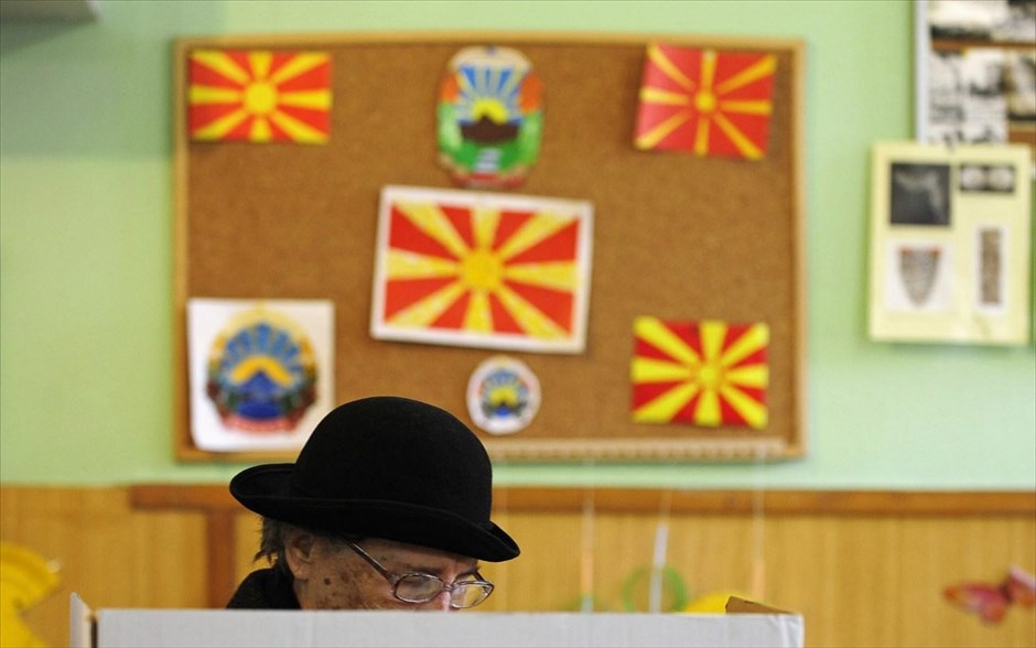 ΠΓΔΜ: Νικητής ο Γκρούεφσκι στις δημοτικές εκλογές. Το κυβερνών κόμμα VMRO-DPMNE του Νίκολα Γκρούεφσκι αναδεικνύεται σε μεγάλο νικητή του πρώτου γύρου των δημοτικών εκλογών που διεξήχθησαν την Κυριακή, ενώ στο αλβανικό πολιτικό μπλοκ επικράτησε το συγκυβερνών κόμμα DUI του Αλί Αχμέτι. Οι δημοτικές εκλογές διεξήχθησαν για την ανάδειξη νέων δημάρχων και δημοτικών συμβουλίων στους 81 δήμους της χώρας.