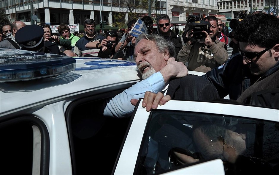Μαθητική παρέλαση στην Αθήνα. Διαδηλωτής, μέλος της οργάνωσης ΣΠΙΘΑ συλλαμβάνεται και οδηγείται σε περιπολικό μετά από ένταση που επικράτησε με άνδρες των ΜΑΤ που απαγόρευσαν στα μέλη της οργάνωσης να πλησιάσουν τον χώρο της παρέλασης. Μαθητές παρέλασαν ενώπιον του υφυπουργού Παιδείας Θεόδωρου Παπαθεοδώρου στην επέτειο του εορτασμού της έναρξης του αγώνα της Ανεξαρτησίας των Ελλήνων από την Οθωμανική αυτοκρατορία.