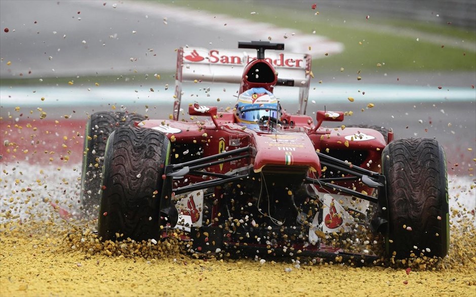 Γκραν πρι Μαλαισίας. Ο ισπανός οδηγός της Ferrari, Fernando Alonso, έχει βγει από την πίστα μετά από απώλεια της εμπρόσθιας αεροτομής, με αποτέλεσμα να εγκαταλείψει στον 2ο γύρο το γκραν πρι της Μαλαισίας.
