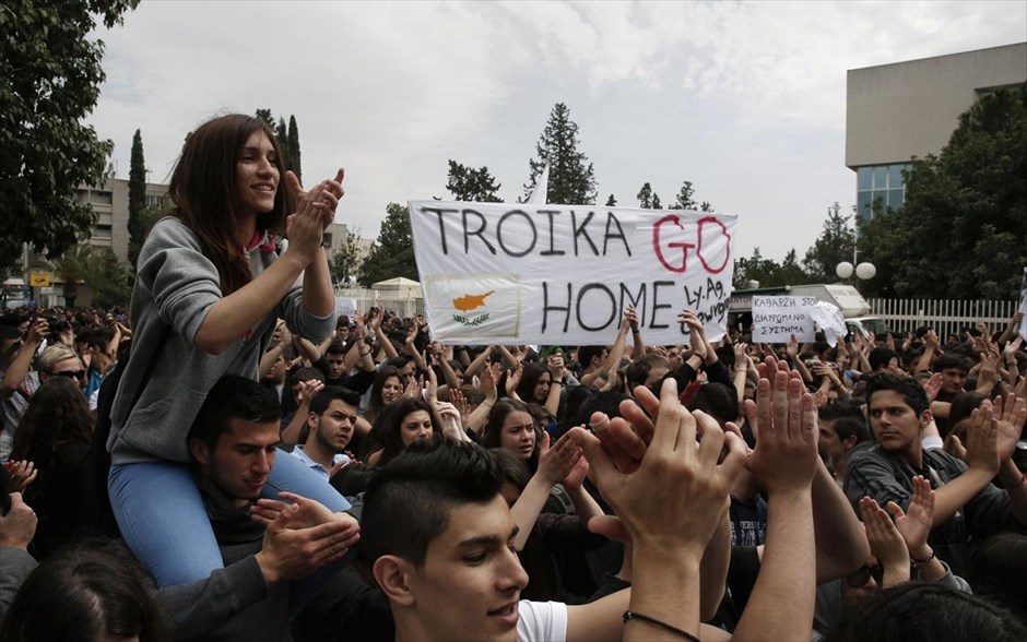 Κύπρος - Διαμαρτυρία φοιτητών και μαθητών κατά του μνημονίου. Στους δρόμους βγήκαν μαθητές και φοιτητές στην Κύπρο, διαδηλώνοντας κατά του μνημονίου.