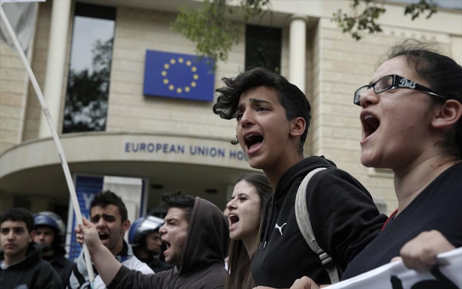 Κύπρος - Διαμαρτυρία φοιτητών και μαθητών κατά του μνημονίου. Στους δρόμους βγήκαν μαθητές και φοιτητές στην Κύπρο, διαδηλώνοντας κατά του μνημονίου.
