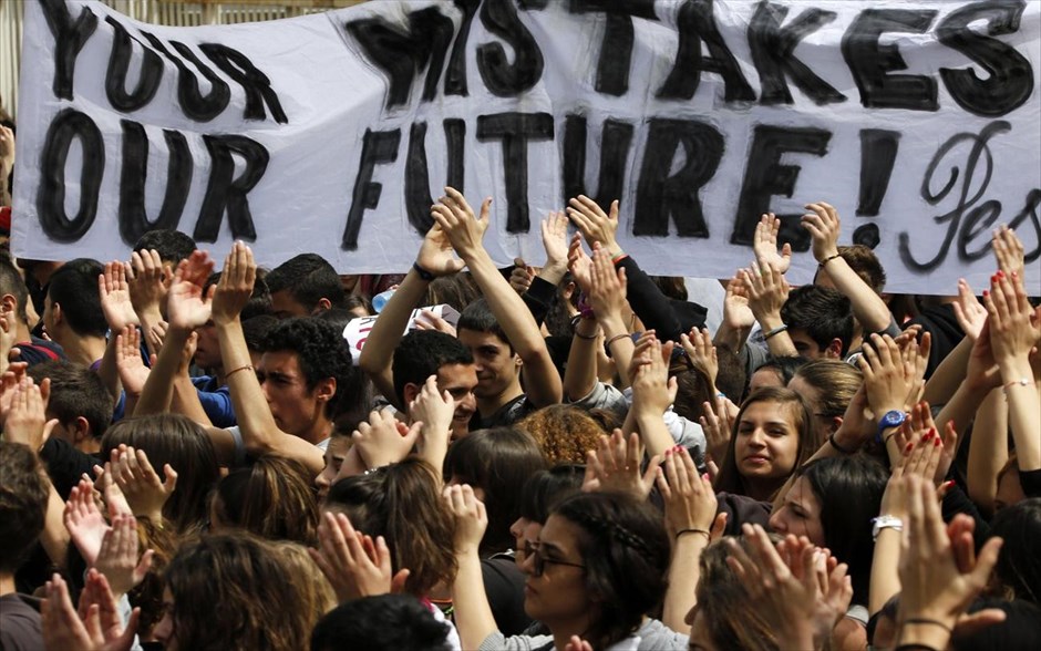 Κύπρος - Διαμαρτυρία φοιτητών και μαθητών κατά του μνημονίου. Οι μαθητές κρατούσαν πανό, τα οποία έγραφαν «Κάθαρση στο διαβρωμένο σύστημα», «Καταστρέψατε το μέλλον και τα όνειρά μας», “Your mistake our future” και “Troika go home”, ενώ φώναζαν συνθήματα όπως «Έξω η Τρόικα από την Κύπρο», «Ο λαός απαιτεί τους προδότες φυλακή», καθώς και συνθήματα εναντίον της Γερμανίδας Καγκελαρίου.