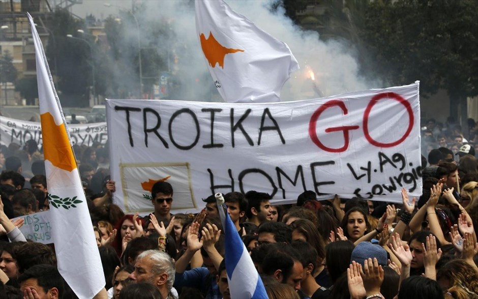 Κύπρος - Διαμαρτυρία φοιτητών και μαθητών κατά του μνημονίου. Οι μαθητές κρατούσαν πανό, τα οποία έγραφαν «Κάθαρση στο διαβρωμένο σύστημα», «Καταστρέψατε το μέλλον και τα όνειρά μας», “Your mistake our future” και “Troika go home”, ενώ φώναζαν συνθήματα όπως «Έξω η Τρόικα από την Κύπρο», «Ο λαός απαιτεί τους προδότες φυλακή», καθώς και συνθήματα εναντίον της Γερμανίδας Καγκελαρίου.