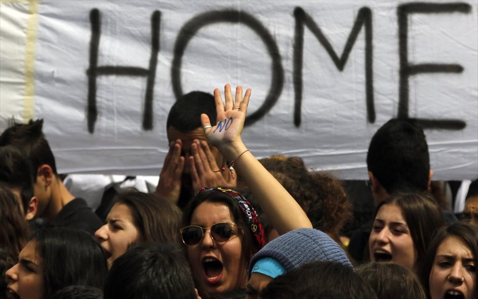 Κύπρος - Διαμαρτυρία φοιτητών και μαθητών κατά του μνημονίου. Στους δρόμους βγήκαν μαθητές και φοιτητές στην Κύπρο, διαδηλώνοντας κατά του μνημονίου.
