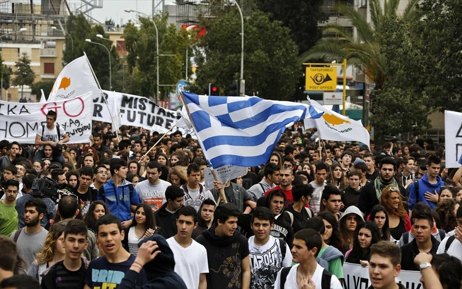 Κύπρος - Διαμαρτυρία φοιτητών και μαθητών κατά του μνημονίου. Οι μαθητές κρατούσαν πανό, τα οποία έγραφαν «Κάθαρση στο διαβρωμένο σύστημα», «Καταστρέψατε το μέλλον και τα όνειρά μας», “Your mistake our future” και “Troika go home”, ενώ φώναζαν συνθήματα όπως «Έξω η Τρόικα από την Κύπρο», «Ο λαός απαιτεί τους προδότες φυλακή», καθώς και συνθήματα εναντίον της Γερμανίδας Καγκελαρίου.