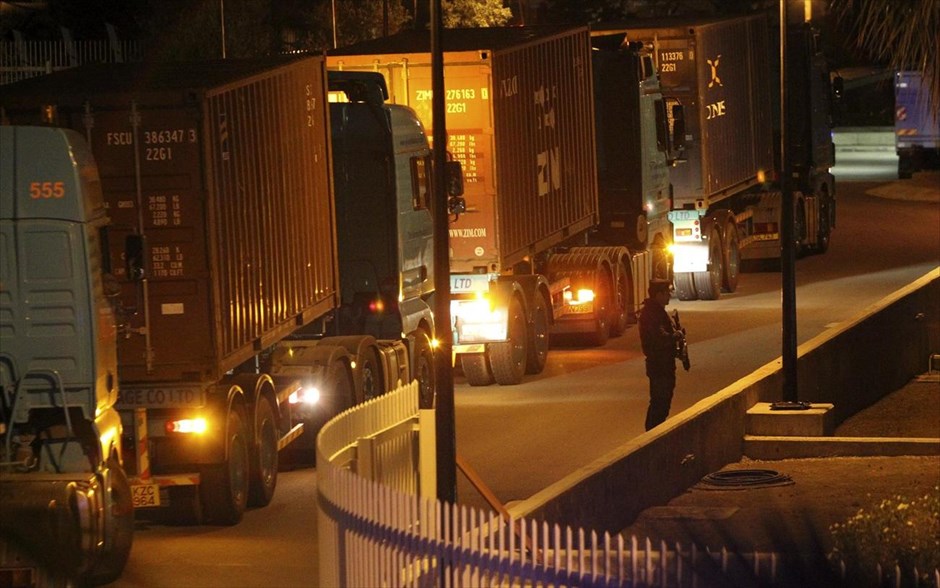 Κομβόι φορτηγών στην Κεντρική Τράπεζα της Κύπρου. Κοντέινερ μεταφέρονται υπό αστυνομική φρούρηση στην Κεντρική Τράπεζα της Κύπρου το βράδυ της Τετάρτης. Σύμφωνα με εκτιμήσεις των μέσων ενημέρωσης της χώρας, τα φορτηγά μεταφέρουν χρήματα ενόψει της επαναλειτουργίας των κυπριακών τραπεζών την Πέμπτη.