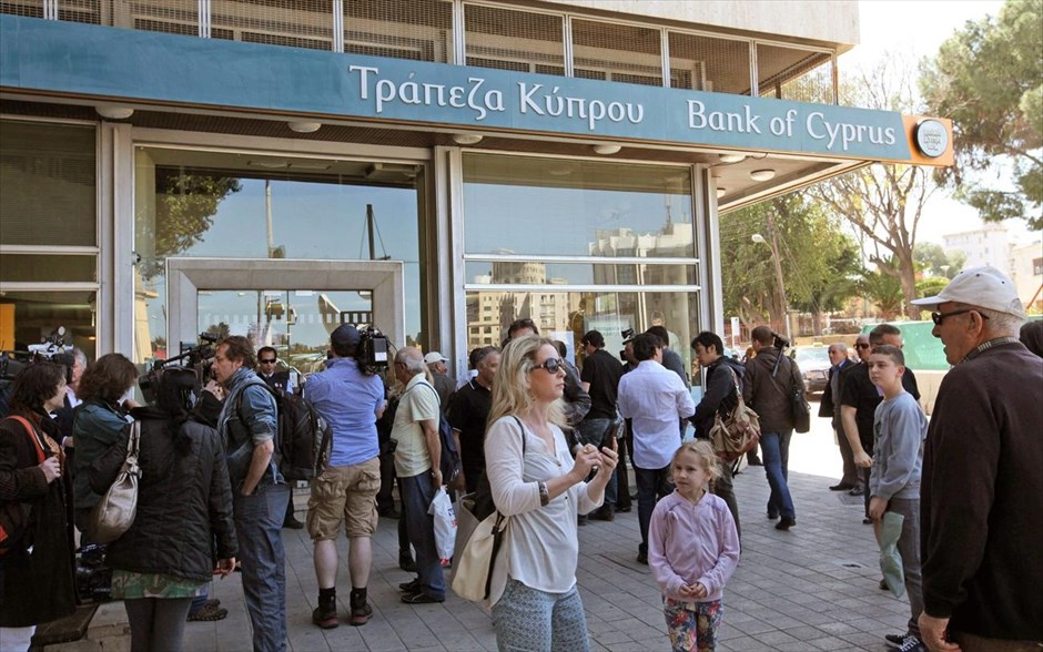 Κύπρος - Τράπεζα Κύπρου - άνοιξαν οι κυπριακές τράπεζες #5. Πελάτες και εκπρόσωποι των ΜΜΕ περιμένουν έξω από ένα κατάστημα της Τράπεζας Κύπρου στη Λευκωσία. Και οι 26 τράπεζες της χώρας άνοιξαν σήμερα από 12 το μεσημέρι έως τις έξι το απόγευμα με ανώτατο όριο ανάληψη ανά άτομο τα 300 ευρώ.