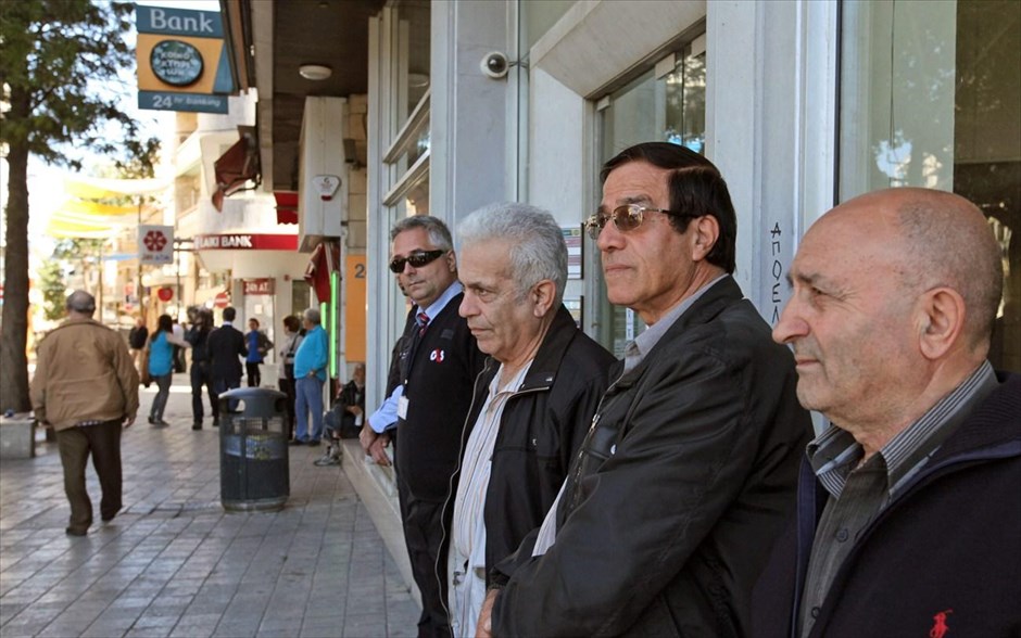 Κύπρος - Τράπεζα Κύπρου - άνοιξαν οι κυπριακές τράπεζες #7. Κόσμος περιμένει έξω από κατάστημα της Τράπεζας Κύπρου στη Λευκωσία. Και οι 26 τράπεζες της χώρας άνοιξαν σήμερα από 12 το μεσημέρι έως τις έξι το απόγευμα με ανώτατο όριο ανάληψης ανά άτομο τα 300 ευρώ.
