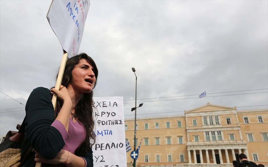 Συλλαλητήριο φοιτητών κατά του σχεδίου «Αθηνά». Συλλαλητήρια ενάντια στο σχέδιο «Αθηνά», επί του οποίου πραγματοποιείται σήμερα ονομαστική ψηφοφορία στη Βουλή, οργανώνουν σπουδαστικοί σύλλογοι ΤΕΙ από όλη την Ελλάδα. Μέλη σπουδαστικών συλλόγων ΤΕΙ από όλη την Ελλάδα συγκεντρώθηκαν στην Ομόνοια και στη συνέχεια έκαναν πορεία και έφθασαν έως τη Βουλή. Σήμερα τίθεται στη Βουλή σε ονομαστική ψηφοφορία η τροπολογία με την οποία προωθείται το σχέδιο του υπουργείου Παιδείας για τις καταργήσεις και συγχωνεύσεις τμημάτων και σχολών στην Τριτοβάθμια Εκπαίδευση.