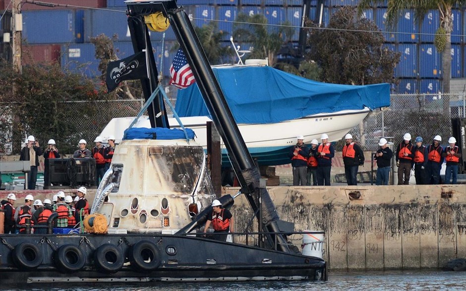 Ρυμούλκηση του Dragon SpaceX μετά την προσθαλάσσωσή του στην Καλιφόρνια. Εργάτες μεταφέρουν την καψούλα του διαστημικού οχήματος Dragon SpaceX, το οποίο προσθαλασσώθηκε στα ανοικτά των ακτών της Καλιφόρνιας, πίσω στο λιμάνι του Σαν Πέδρο στην Καλιφόρνια. Το διαστημικό όχημα Dragon επέστρεψε στη γη από το Διεθνή Διαστημικό Σταθμό με φορτίο 1.210 κιλών, συμπεριλαμβανομένου και ενός καταψύκτη γεμάτου με δείγματα βιολογικού υλικού από το πλήρωμα για ιατρική έρευνα.