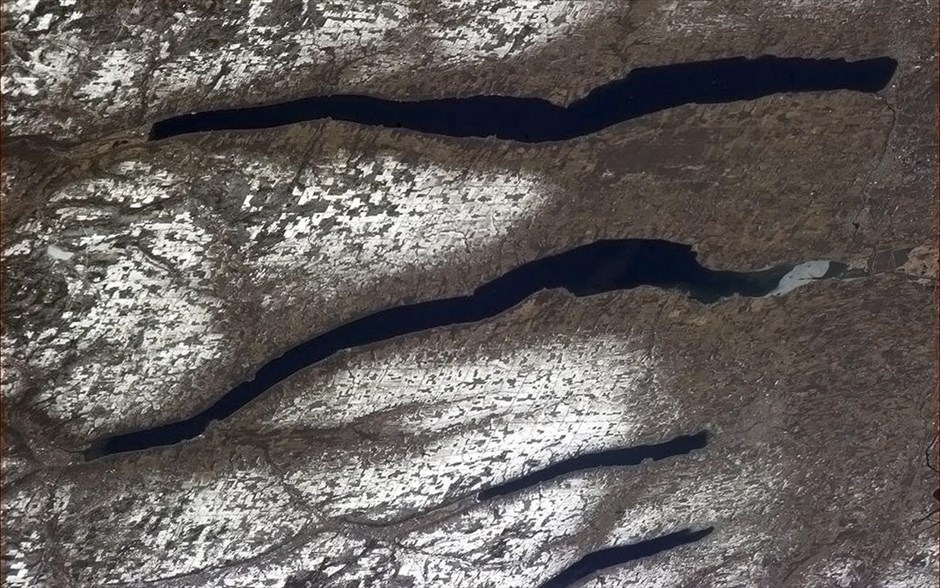 Η Γη από ψηλά #13. Finger Lakes της Νέας Υόρκης, οι 11 λίμνες σε διάταξη αποτυπώματος χεριού που βρίσκονται μεταξύ της λίμνης Οντάριο και των συνόρων με την Πενσιλβάνια.