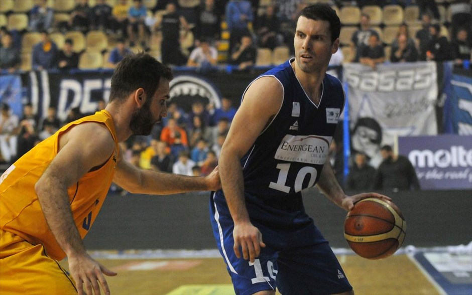 Μπάσκετ - Α1: Η 22η αγωνιστική - Περιστέρι - Καβάλα. Ο παίκτης της Καβάλας Χριστόφορος Στεφανίδης (Δ) οδηγεί την μπάλα στο καλάθι υπό την πίεση του παίκτη του Περιστερίου, κατά τη διάρκεια της αναμέτρησης των δύο ομάδων για την 22η αγωνιστική του πρωταθλήματος της Α1 μπάσκετ των ανδρών στο Κλειστό Περιστερίου.&nbsp;Μετά από συγκλονιστική εξέλιξη, το Περιστέρι επικράτησε, 81-72, της Καβάλας στο «Ανδρέας Παπανδρέου», στο ντέρμπι ουραγών και πλέον με 28 βαθμούς έναντι 27 των φιλοξενούμενων έχει δικαίωμα να ελπίζει στο... όνειρο της παραμονής.