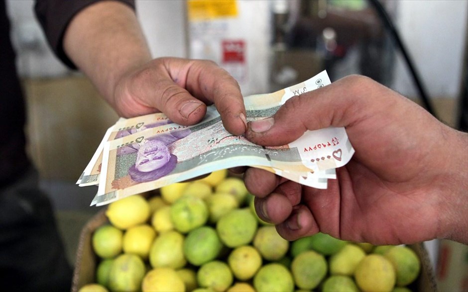 Ιράν: Ο πληθωρισμός ξεπέρασε το 30%. Ο πληθωρισμός στο Ιράν αυξήθηκε σε πάνω από 30% λόγω των διεθνών οικονομικών κυρώσεων που αντιμετωπίζει η Ισλαμική Δημοκρατία, σύμφωνα με στοιχεία που έδωσε σήμερα στην δημοσιότητα η στατιστική υπηρεσία της κυβέρνησης. Ο ρυθμός του πληθωρισμού έφτασε το 31,5% το δωδεκάμηνο έως και την 20ή Μαρτίου, που σηματοδοτεί το τέλος του ημερολογιακού έτους στο Ιράν, σύμφωνα με τα στοιχεία της υπηρεσίας, που επικαλέστηκε το ημιεπίσημο πρακτορείο ειδήσεων Mehr. Ο πληθωρισμός βρισκόταν στο 27,4% στα τέλη του Δεκεμβρίου, σύμφωνα με προηγούμενα στοιχεία, και στο 26,4% τον Μάρτιο του 2012.