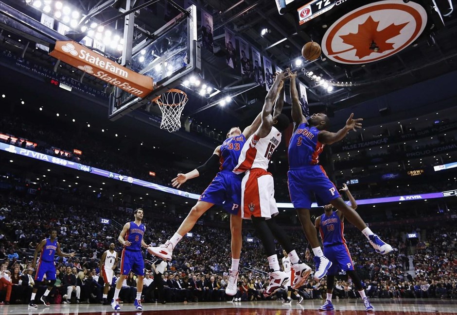 NBA: Τορόντο-Ντιτρόιτ. Ο Αμίρ Τζόνσον (Κ) των Τορόντο Ράπτορς προσπαθεί για το ριμπάουντ ανάμεσα στους Ρόντνεϊ Στάκι (Δ) και Κάιλ Σιγκλέρ των Ντιτρόιτ Πίστονς. Η ομάδα του Ντιτρόιτ πήρε τη νίκη με σκορ 98-108.
